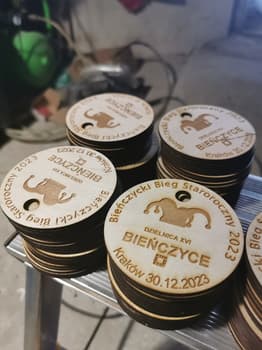 Stosy grawerowanych medali ze sklejki na wydarzenie sportowe
