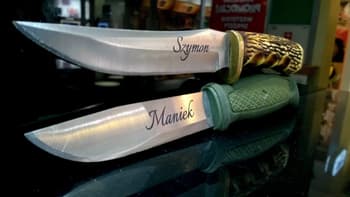 Noże z personalizowanym grawerem lakierowym na stalowych ostrzach