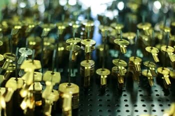 Dorabianie kluczy i usługi związane z pilotami – szybka realizacja Zestaw usług: dorabianie kluczy samochodowych, mieszkaniowych oraz wymiana obudowy pilota